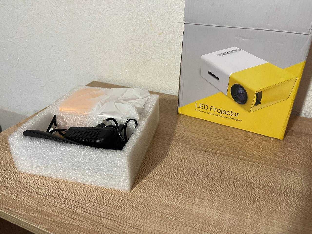 портативний міні проектор YG300 White-Yellow з динаміком від повербанк