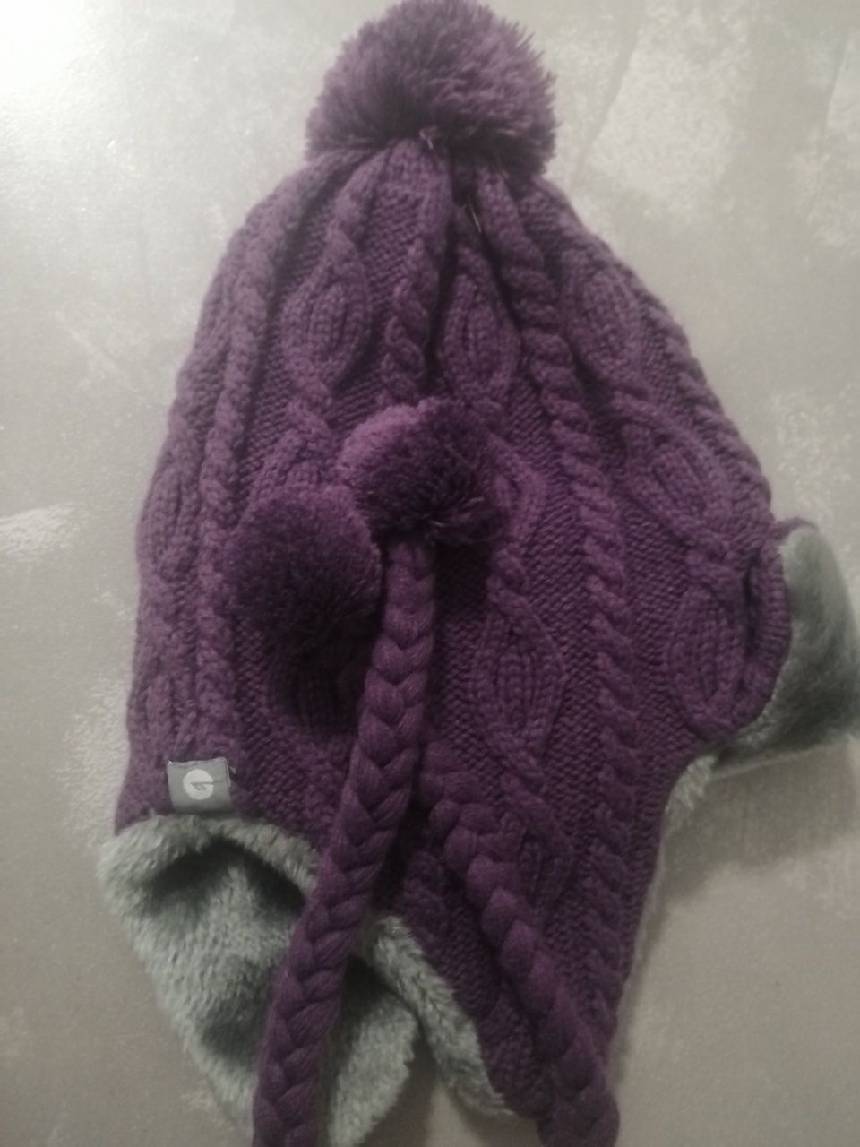 Czapka uszatka jak nowa. pompon fiolet warkocze.