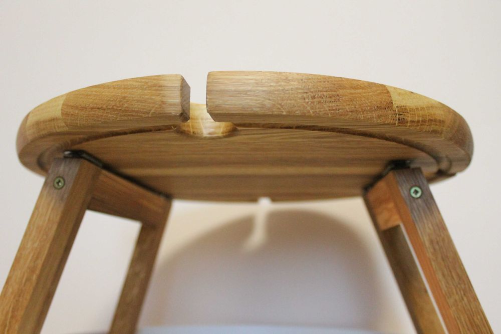 Практичний круглий дубовий столик. Менажниця