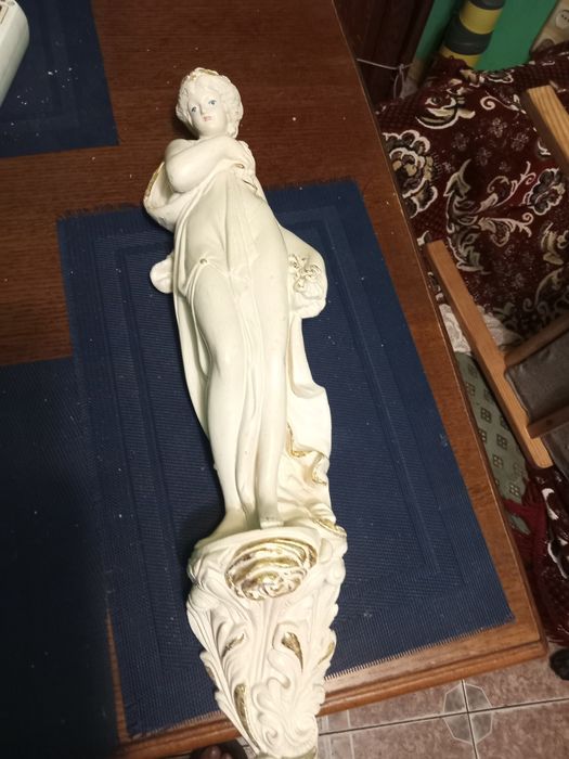 Гипсовая стотуэтк.