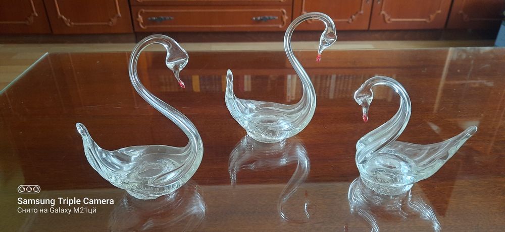 Хрусталь. Салатницы, лебеди - хрусталь. Подсвечники (стекло).