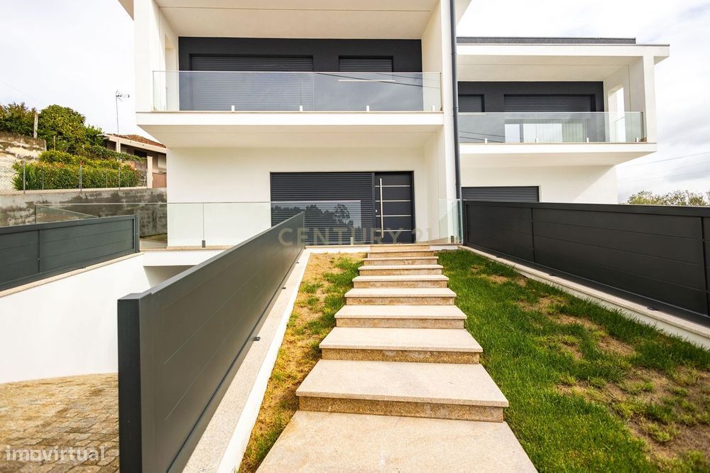 Moradia V3 Geminada em Recezinhos, Penafiel (Fração A)