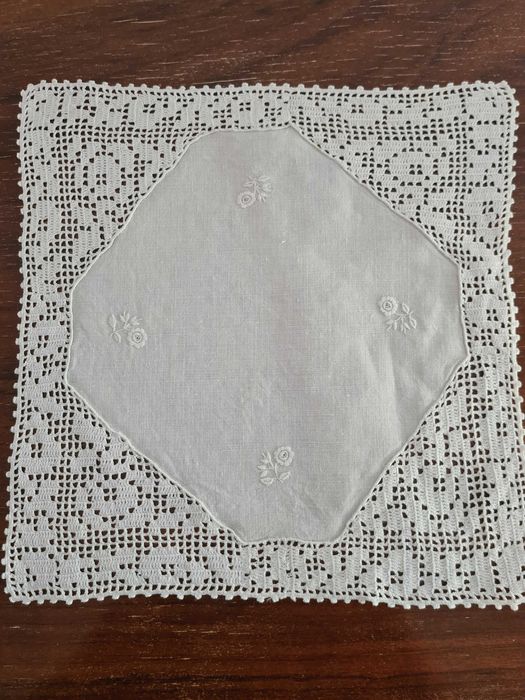 Naperons vintage bordados com rendas