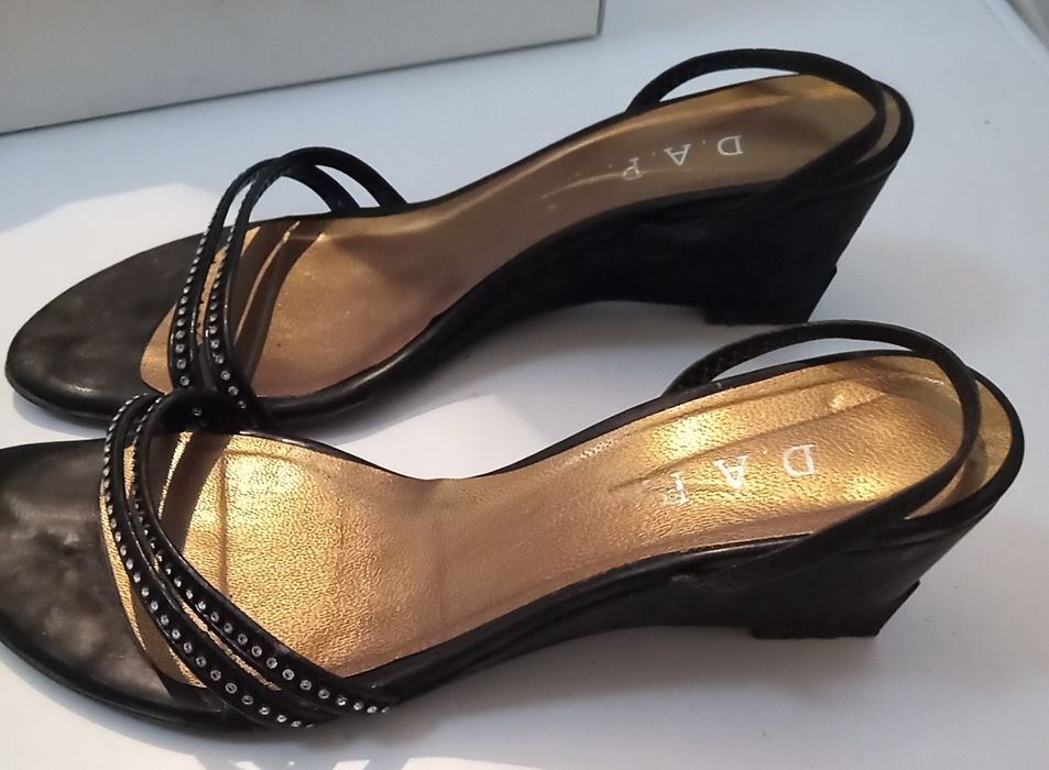 Sandálias e sapatos