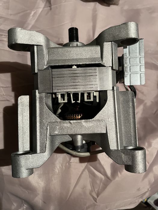 Мотор стиральной машинки  Indesit.