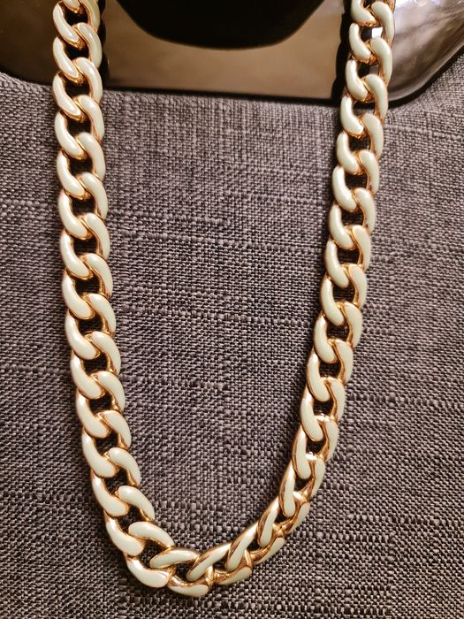 Прикраси, кольє, бусы.