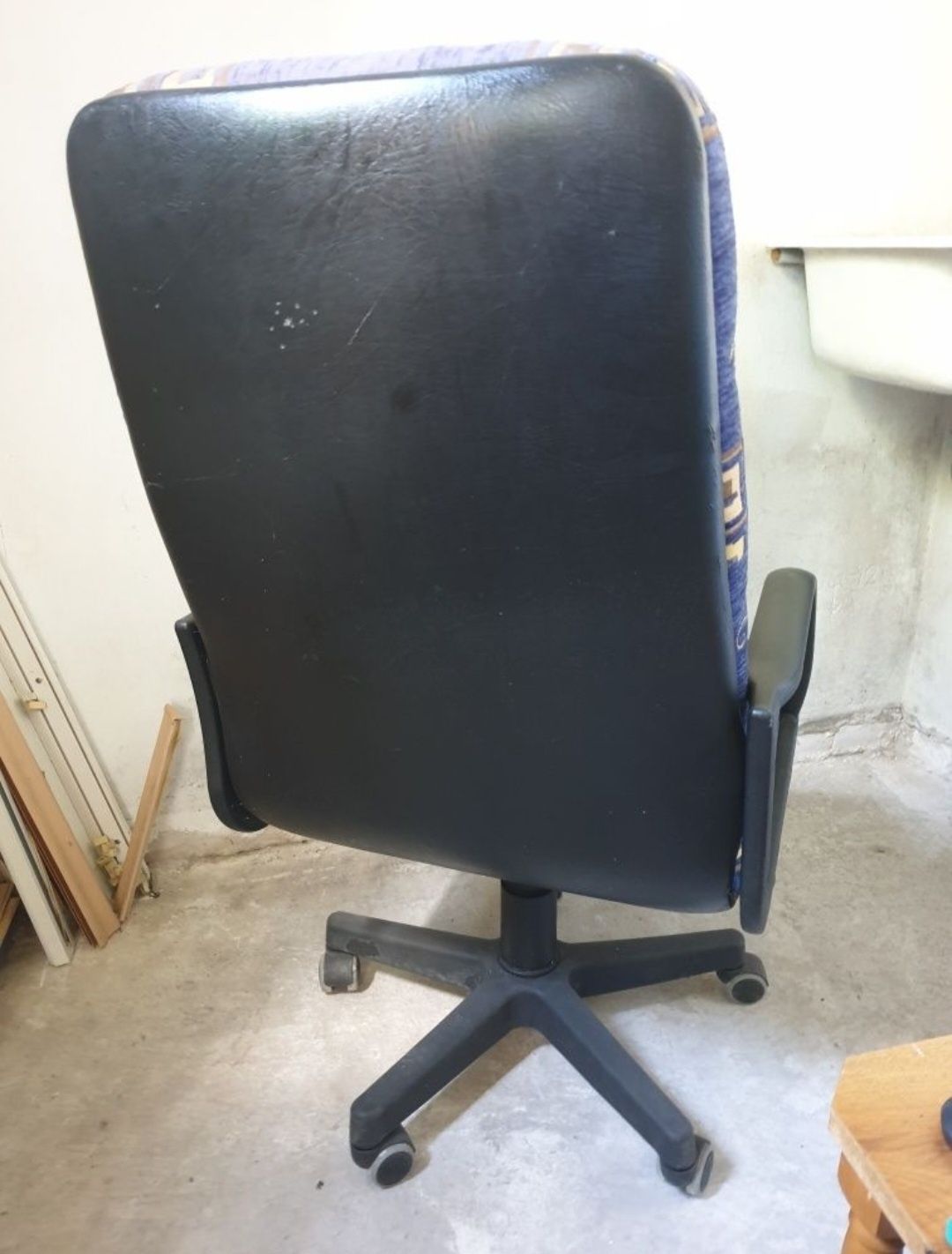 Duży wygodny niebieski biurowy fotel obrotowy czarny na kółkach