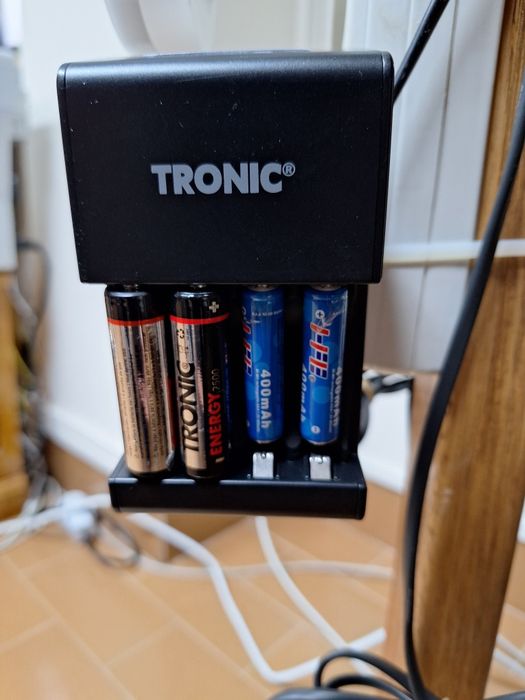 Vendo carregador de pilhas AA e AAA