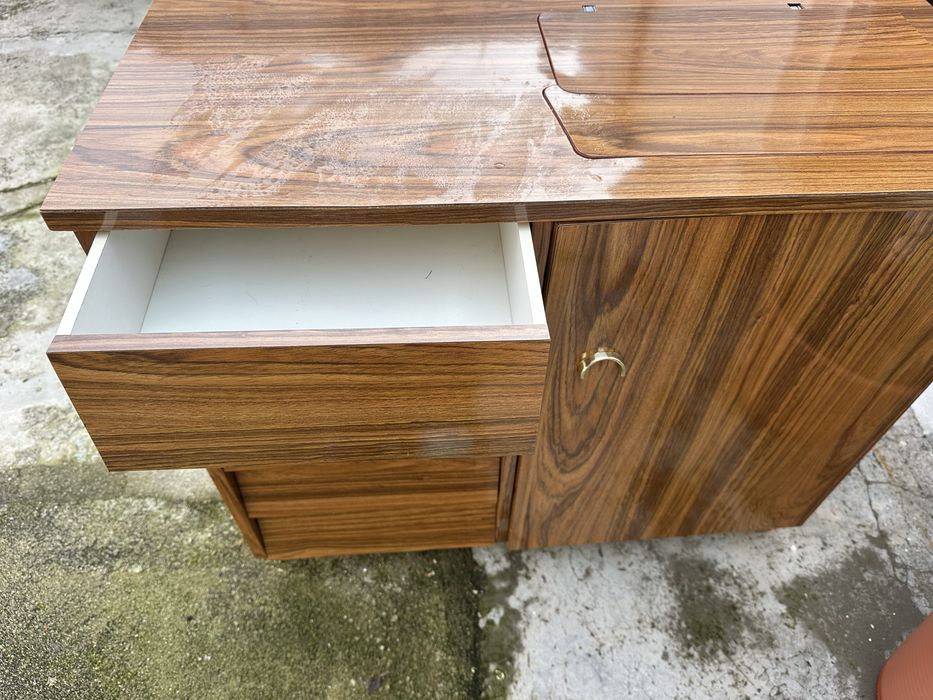 máquina de costura + mesa