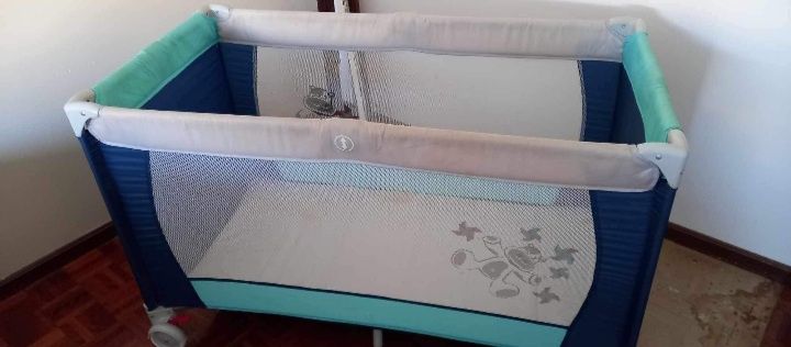 Cama de viagem azul