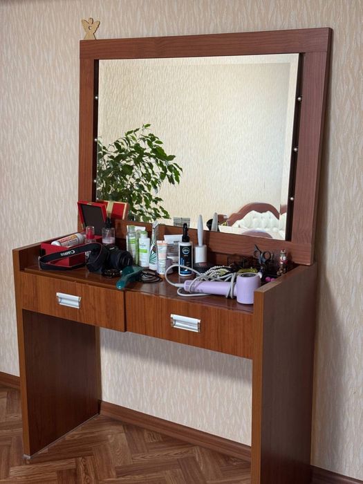 Продам комод с зеркалом