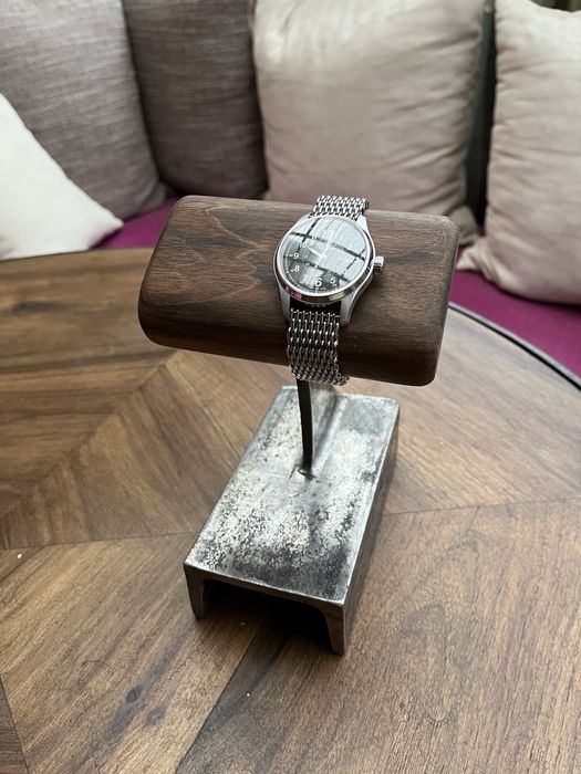 Stojak na zegarki orzech i stal