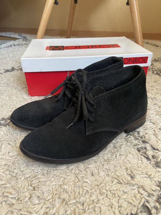 Жіночі замшеві черевики на низьких підборах та шнурівці