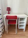 secretária branca IKEA, cadeira e candeeiro