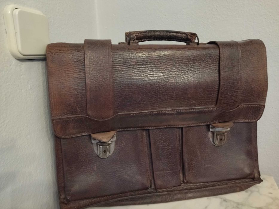 Pasta antiga em cabedal