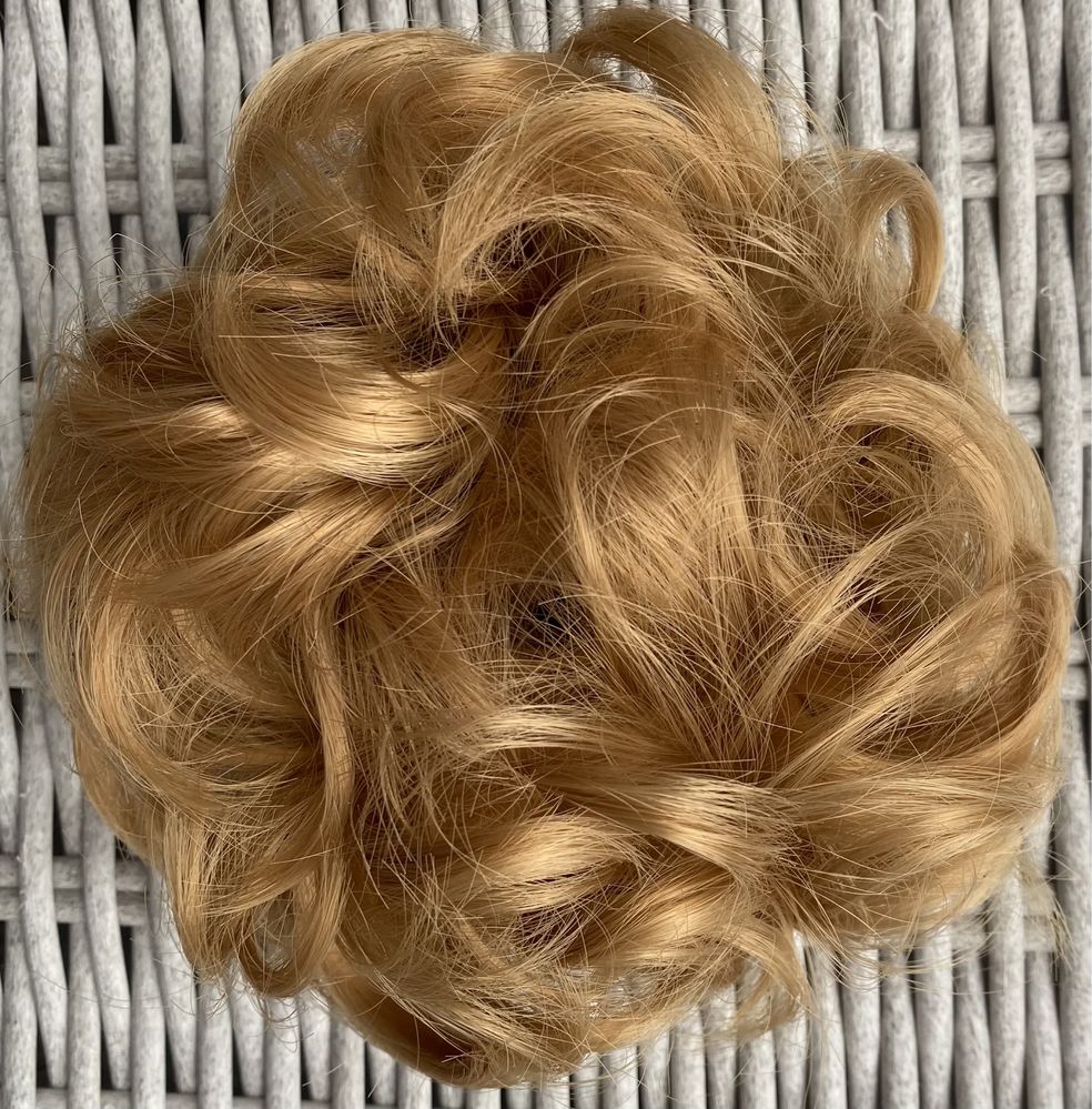 Włosy doczepiane, miodowy blond, kok na gumce ( 310 )