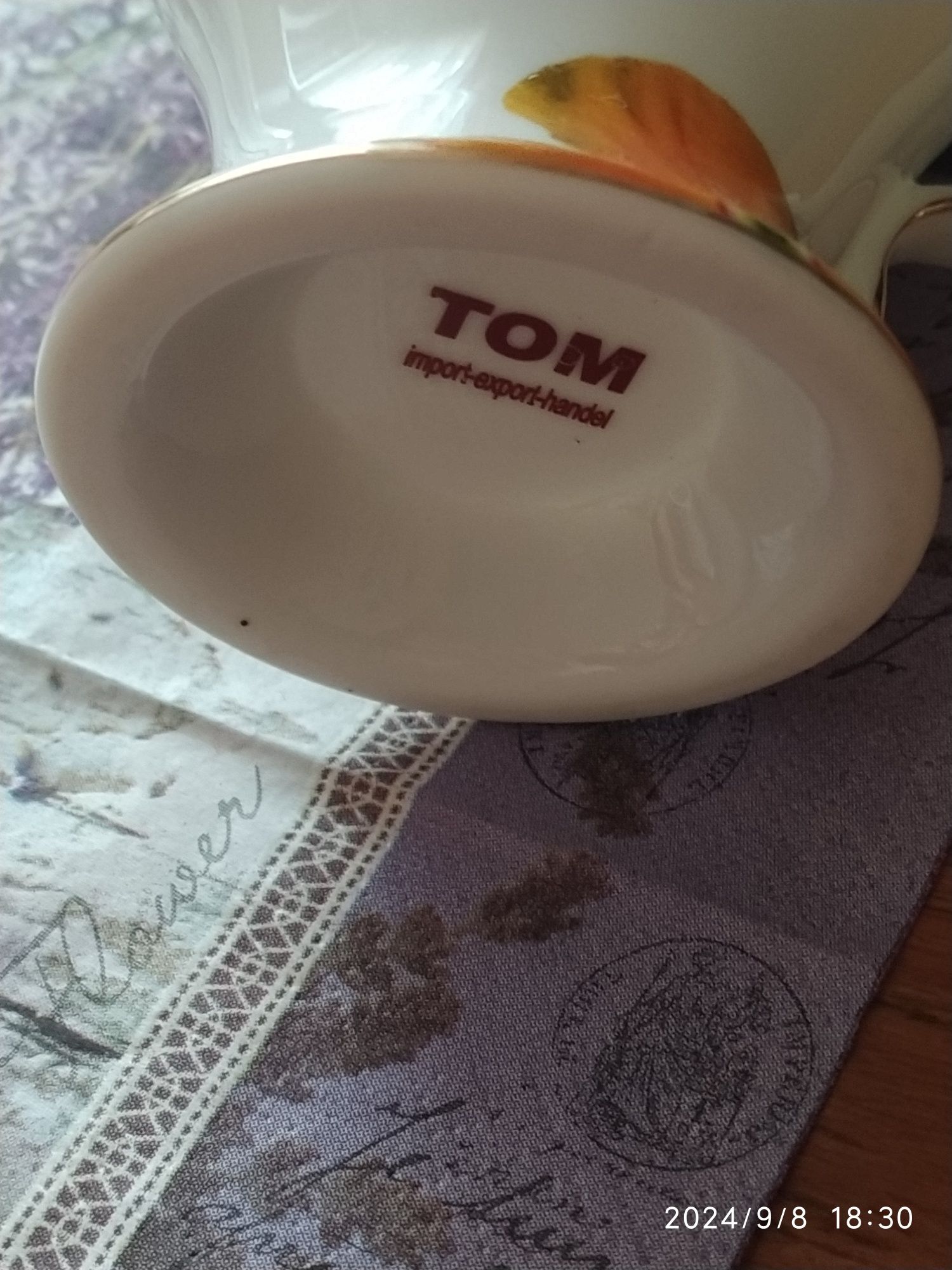 Porcelanowa filiżanka do herbaty z talerzykiem