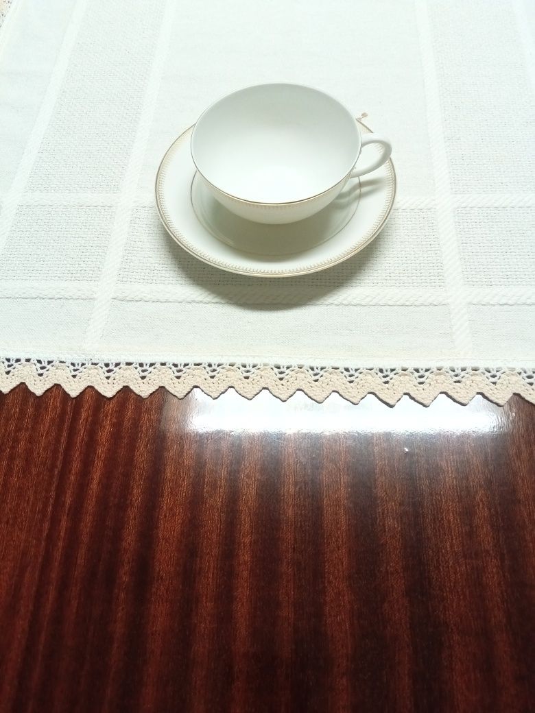 Chávena de chá em porcelana vista alegre branca com rebordo dourado