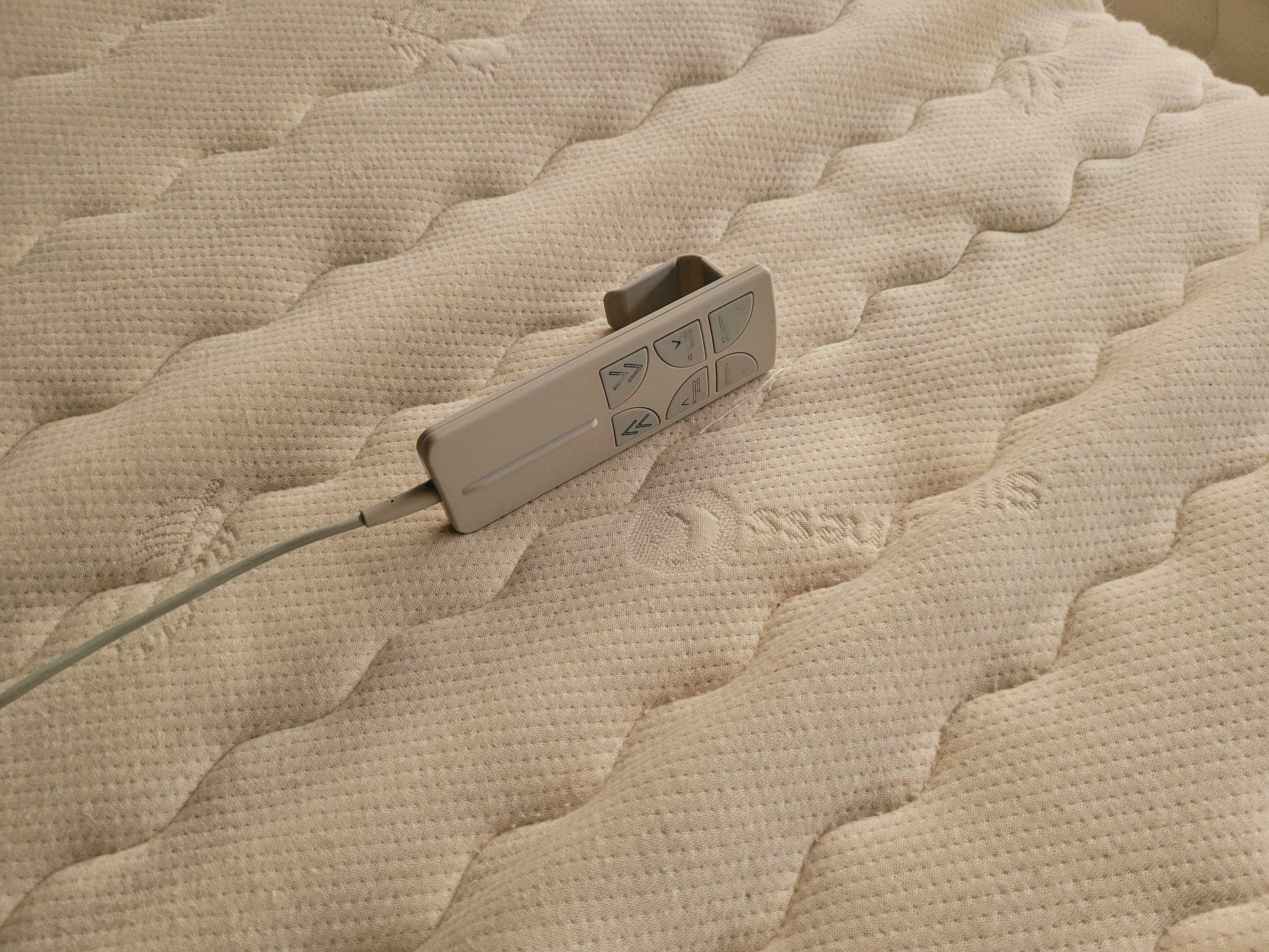 Cama de casal - Constituído por dois sommiers individuais elétricos e