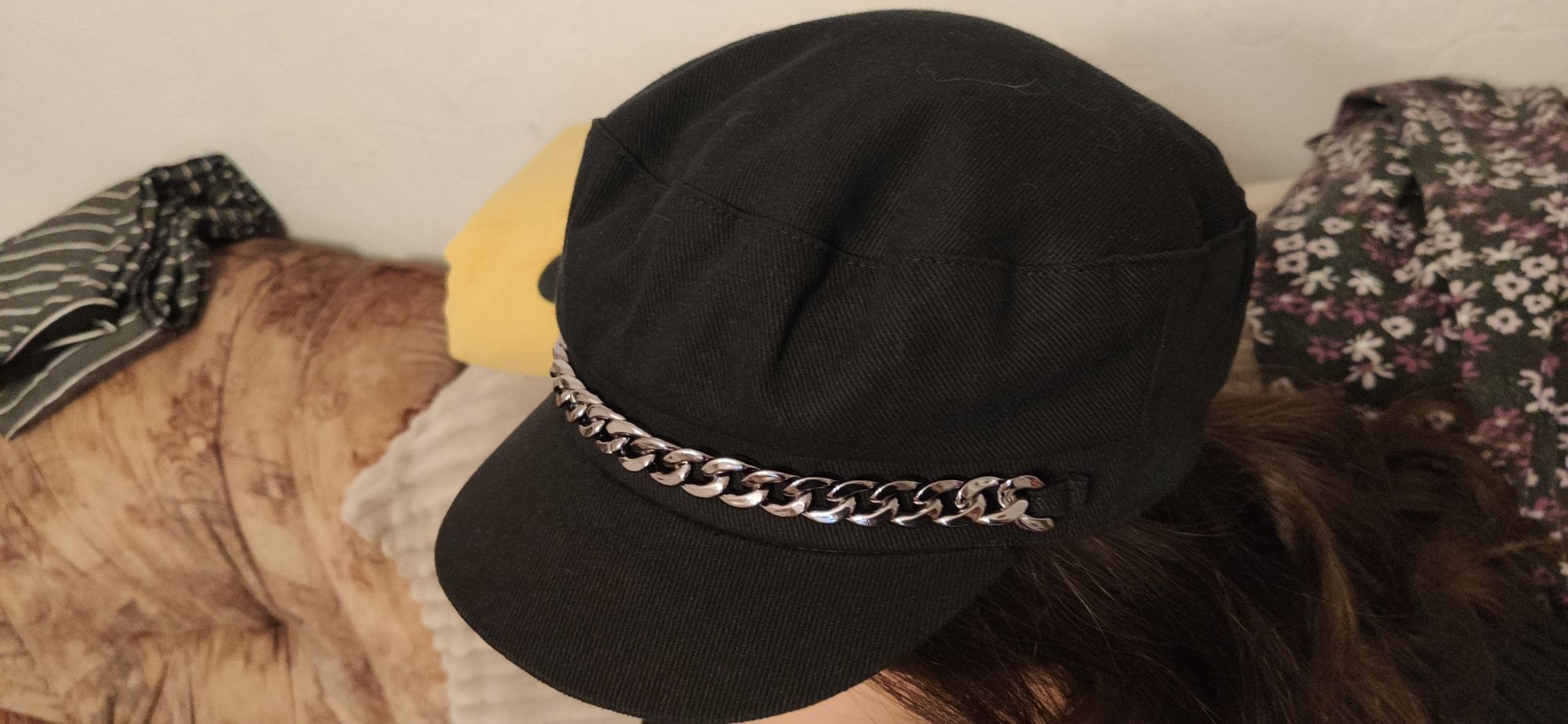 Czarna czapka z daszkiem z modnym detalem