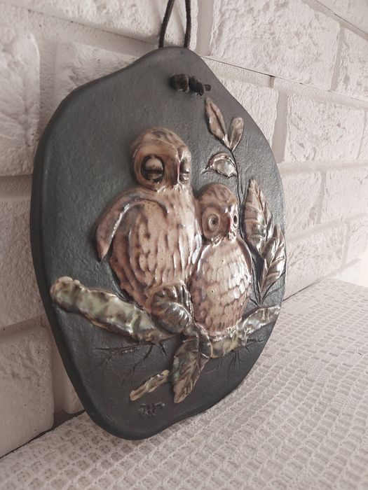 Sowy ceramiczny dekor ścienny.