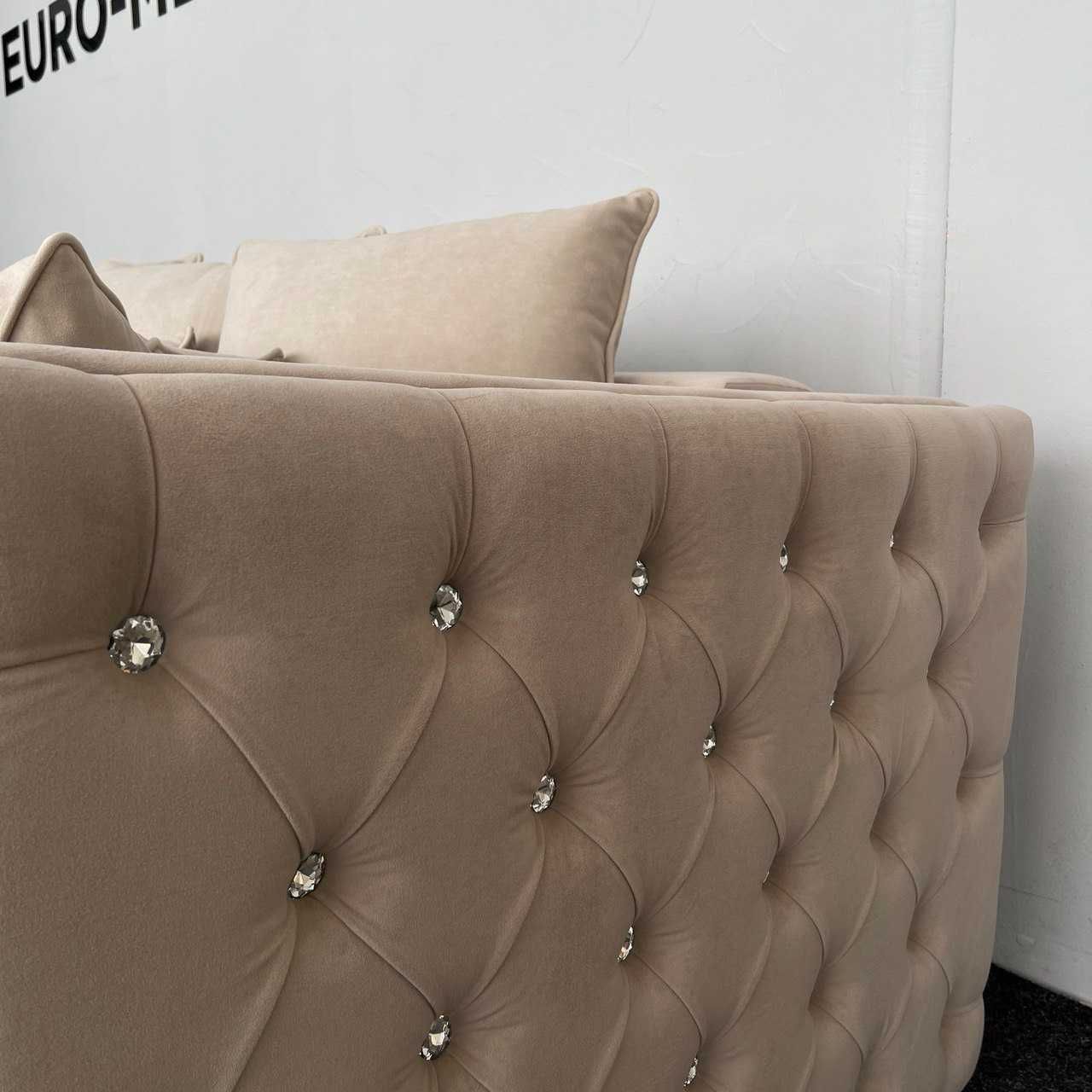 Розкладний диван в тканині з декоративними подушками