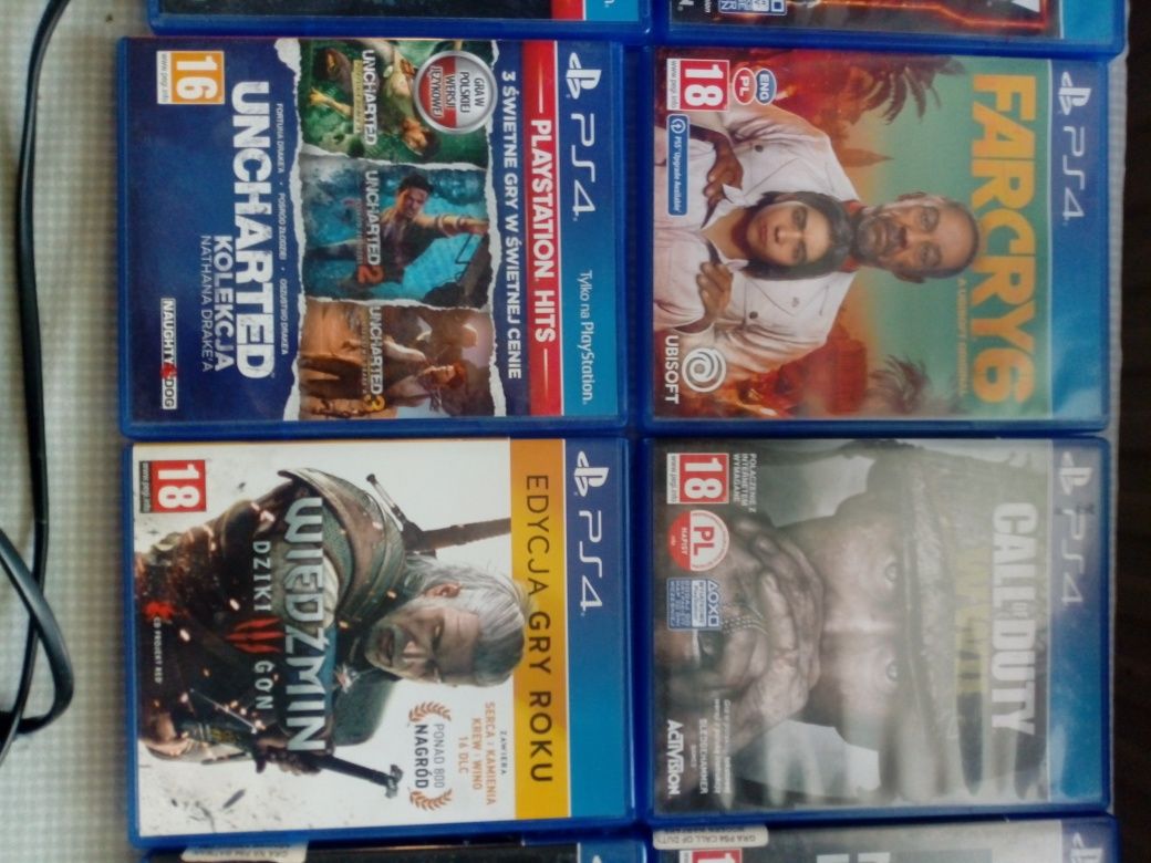 Konsola PS4+2 kontrolery i 12 gier