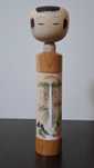 Lalka Kokeshi z wodospadem i kaligrafią 29 cm ręcznie malowana Japonia