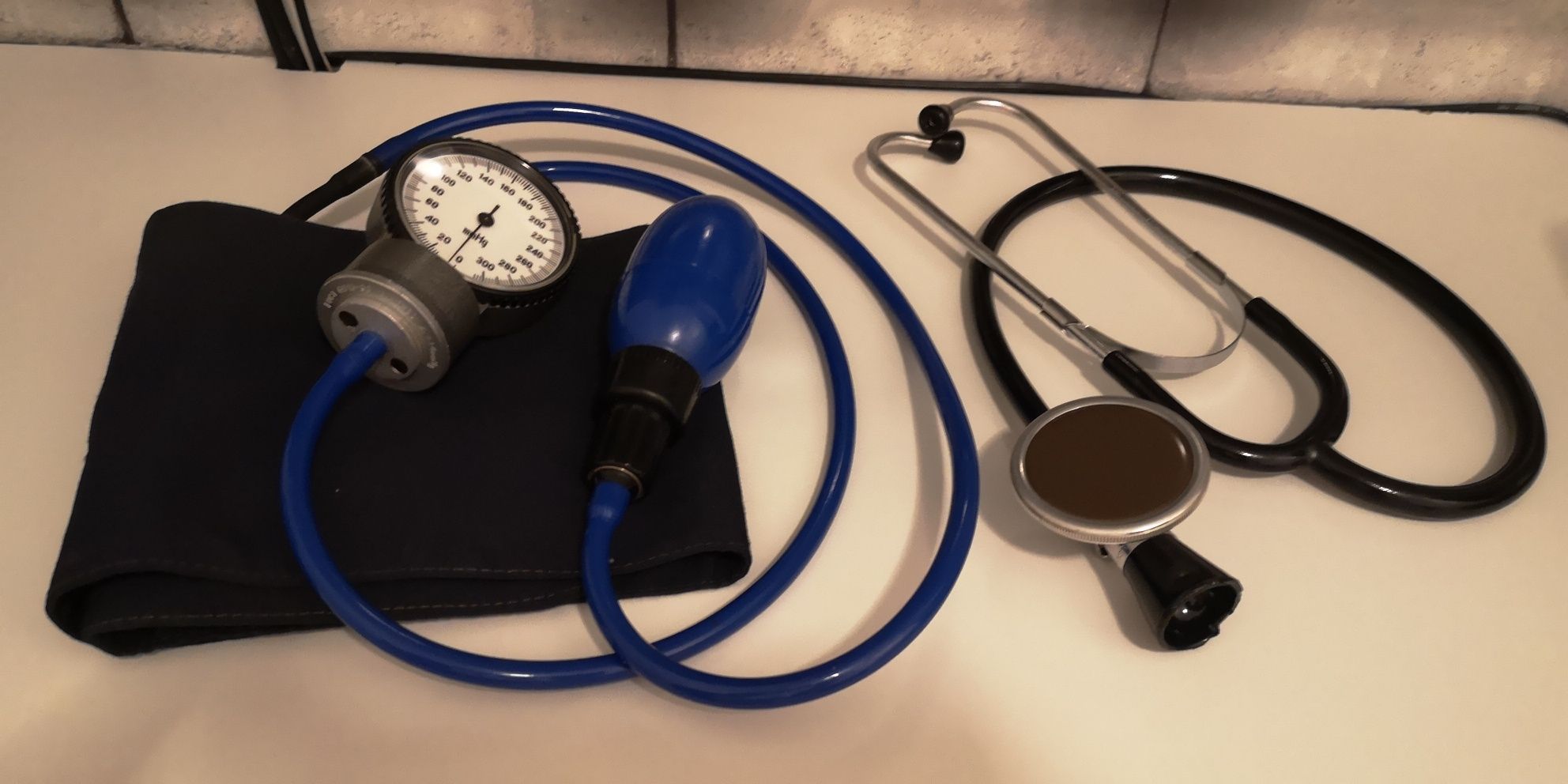 Ciśnieniomierz zegarowy ze stetoskopem z lat 80.