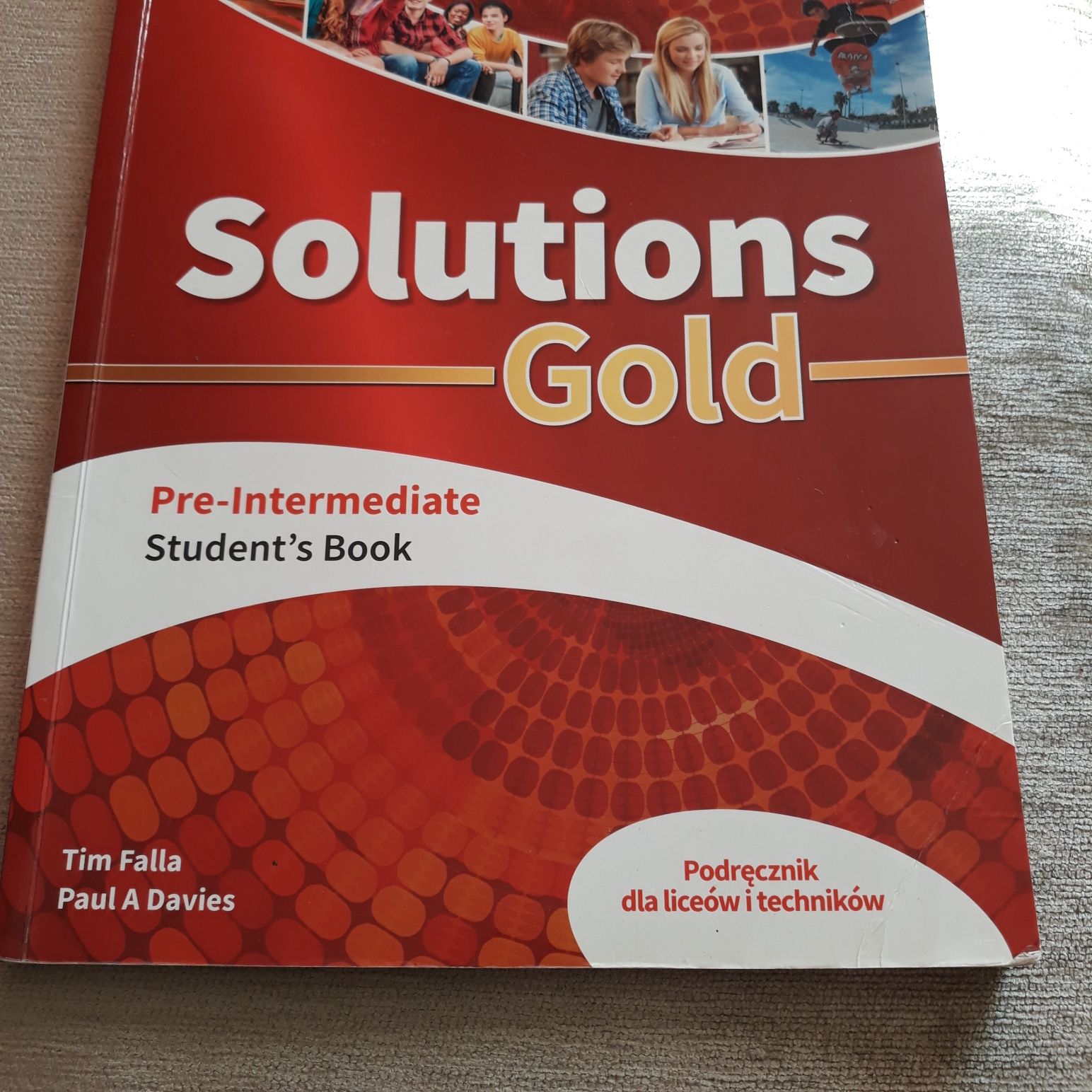 Książka do j. angielskiego Solutions Gold