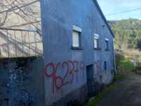 Moradia para recuperar no centro da aldeia de Portas do Souto