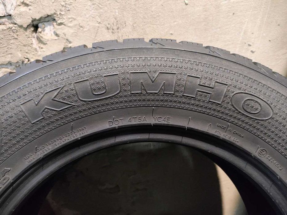 Шини резина зима 235/65 R17 Kumho I`Zen RV