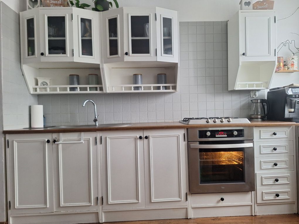 Meble kuchenne z płytą gazową i zlewem