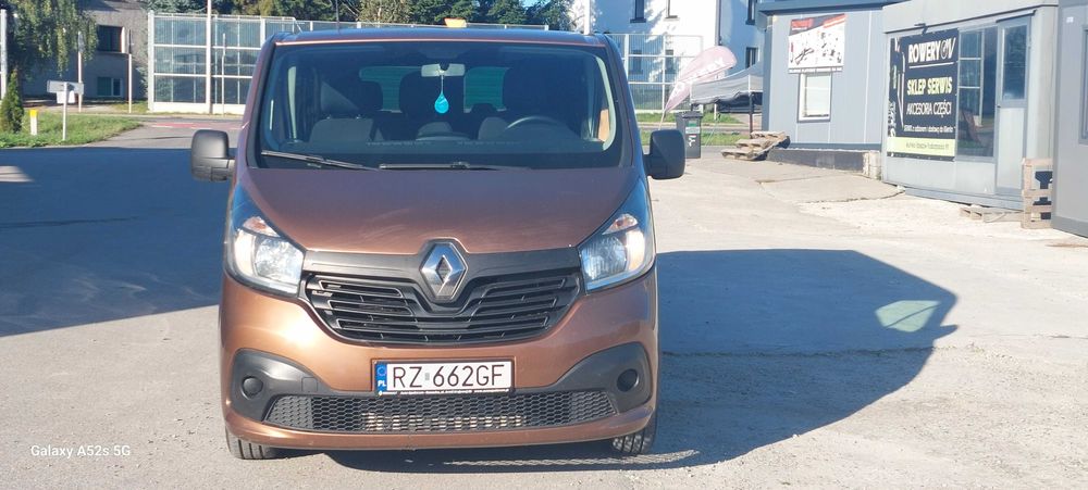 Renault trafic Long 9-osobowy 2015 rok