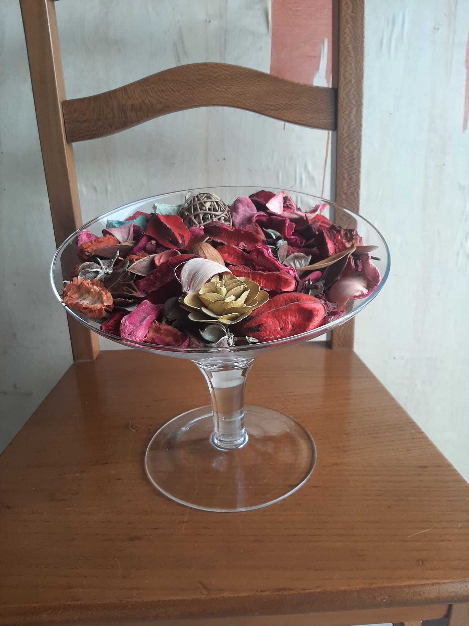 jarra de vidro com flores secas