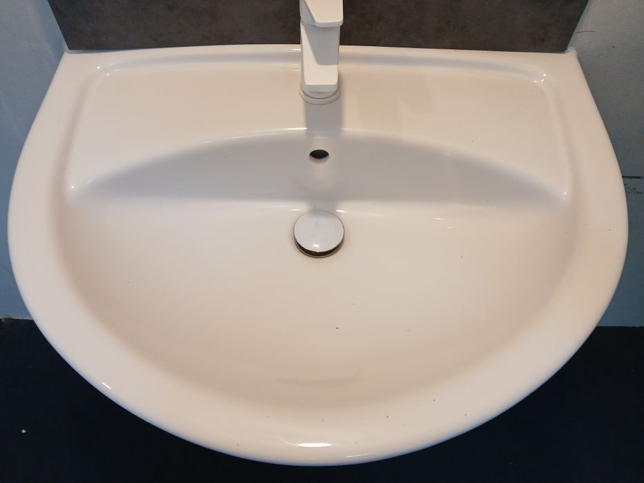 Umywalka wisząca z baterią