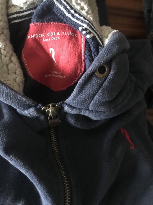 Camisolas e casacos c capuz