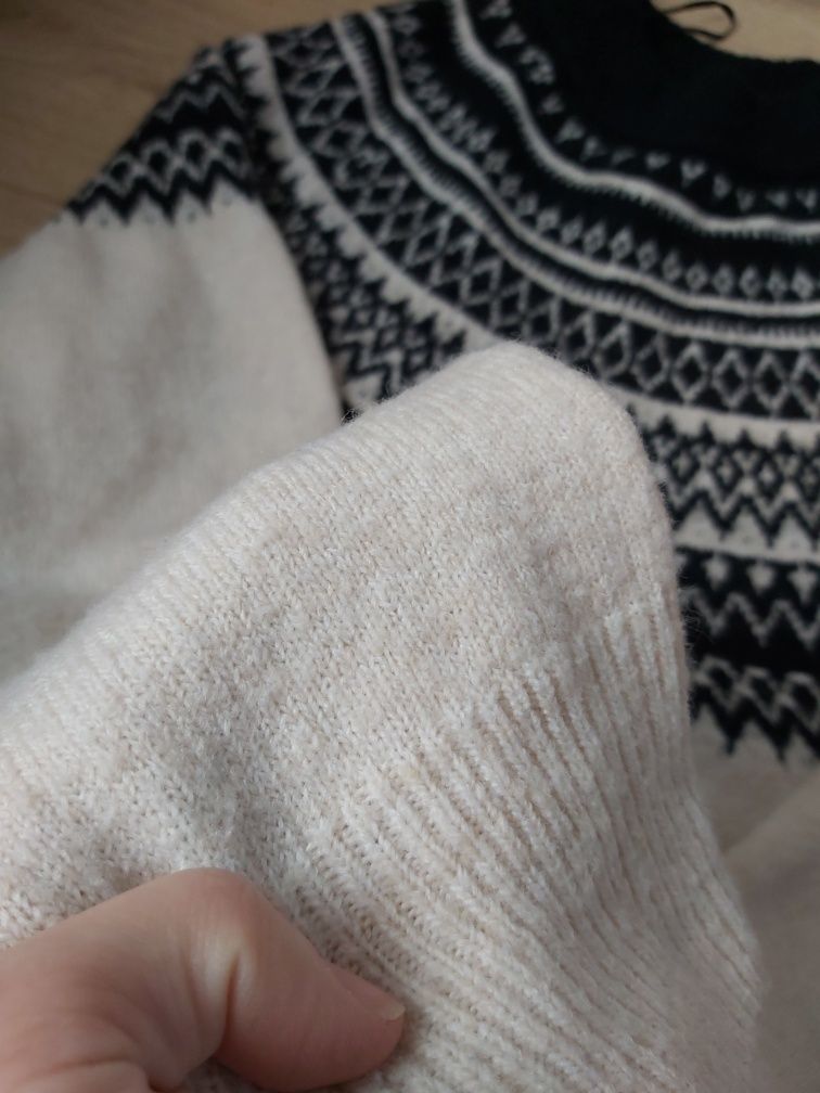 Zimowy sweter z wzorem