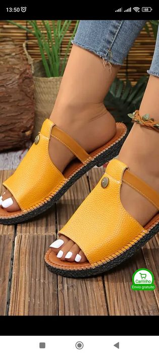 Sandálias amarelas