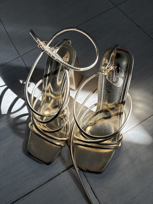 Sandalia Dourada Nova