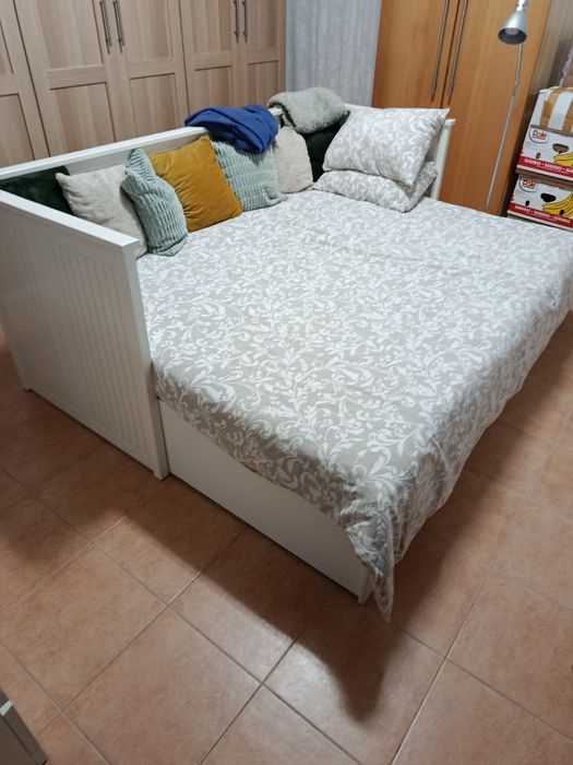 Cama com estrado e gavetas