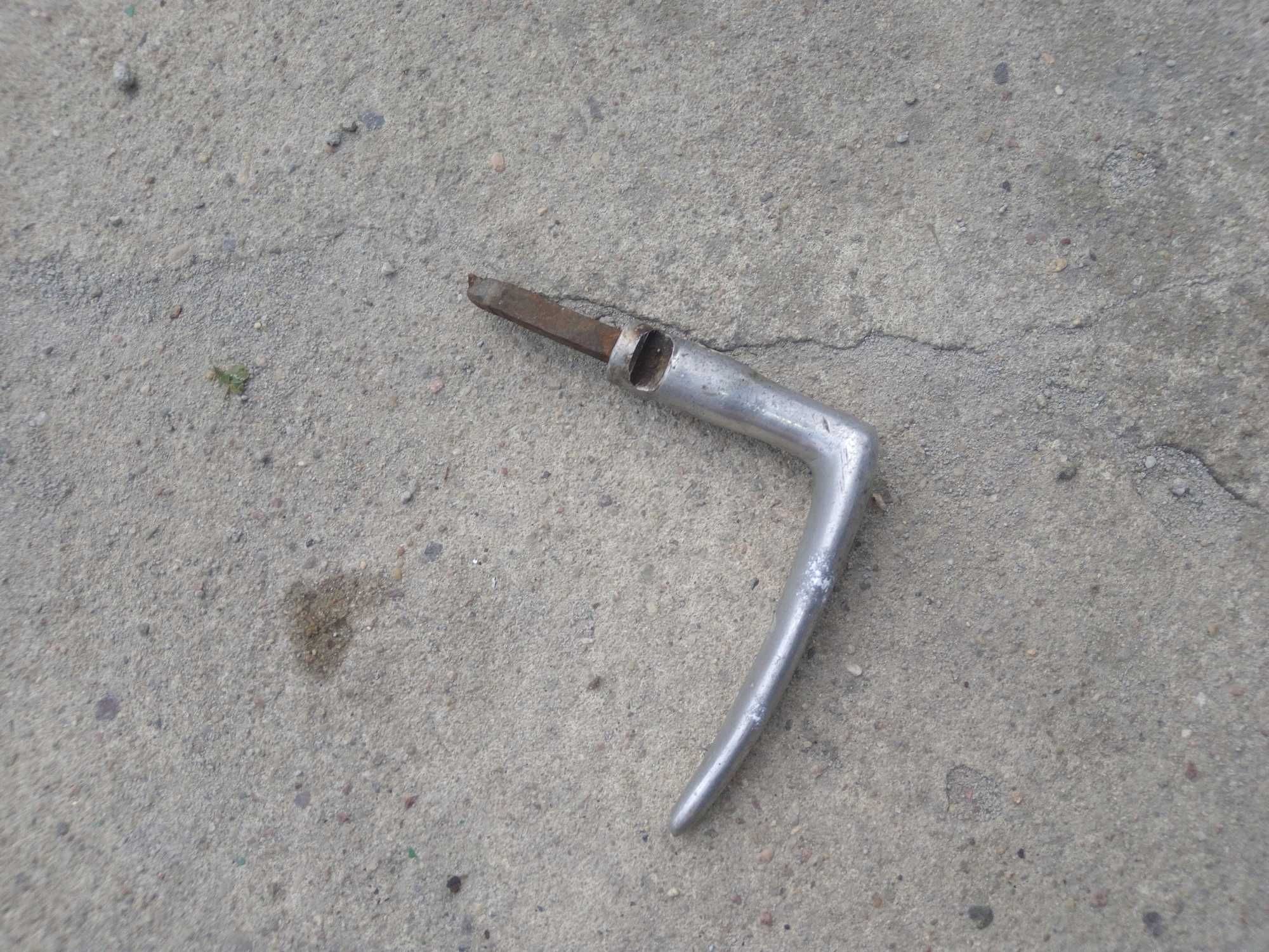 Klamka drzwiowa metalowa srebrna 1 sztuka z kwadratowym bolcem