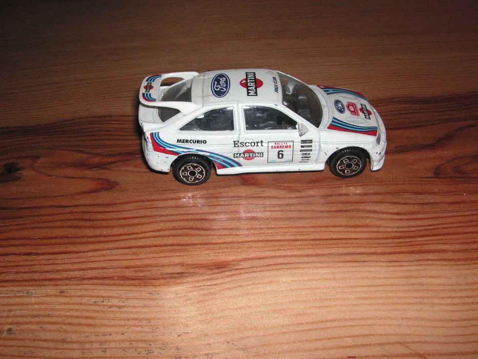 Carro Miniatura Burago Ford Escort RS Cosworth 1: 43 Rallye Sanremo