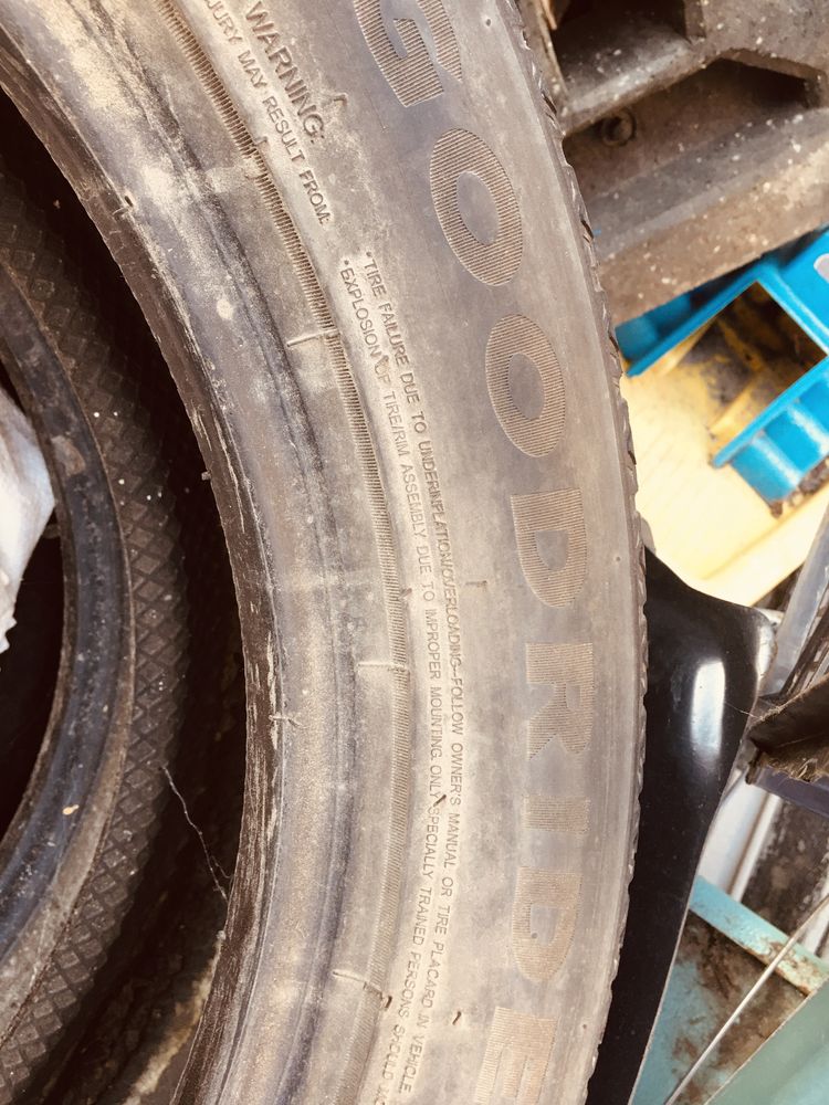 Покришки 2 шт протектор  чудовий 2 по бокам підїдений