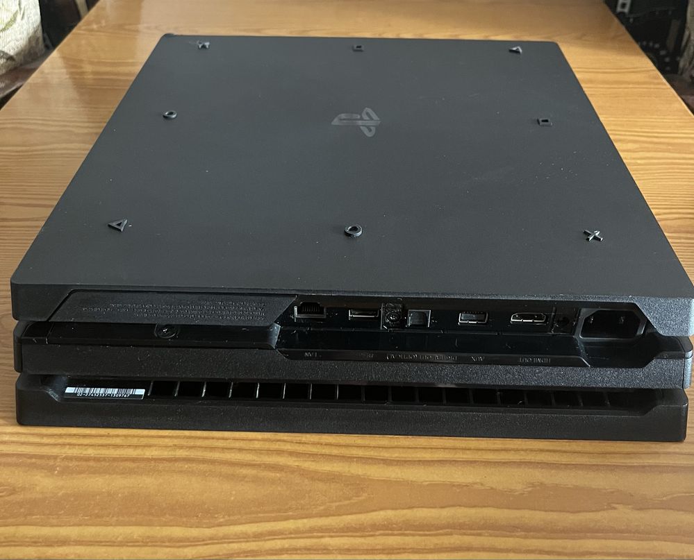 Продається ігрова консоль PS4 pro на 1 Тб