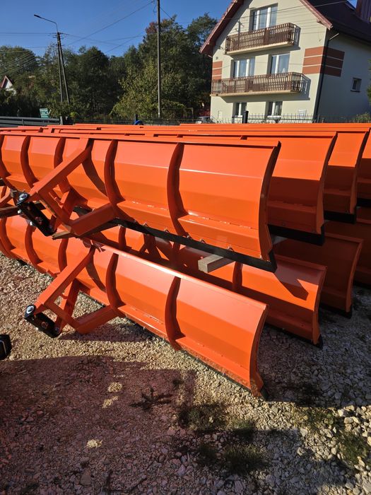 Solidny pług – idealny do podwórka i placu.