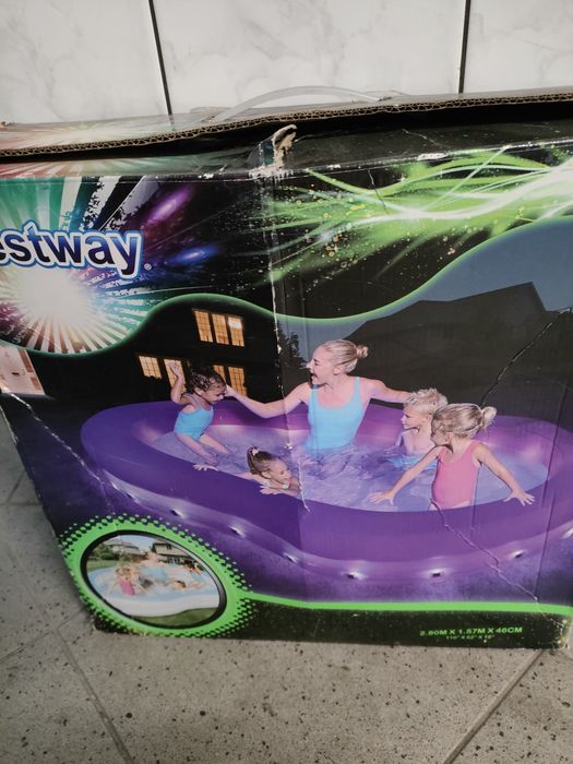 Nowy basen LED podświetleny