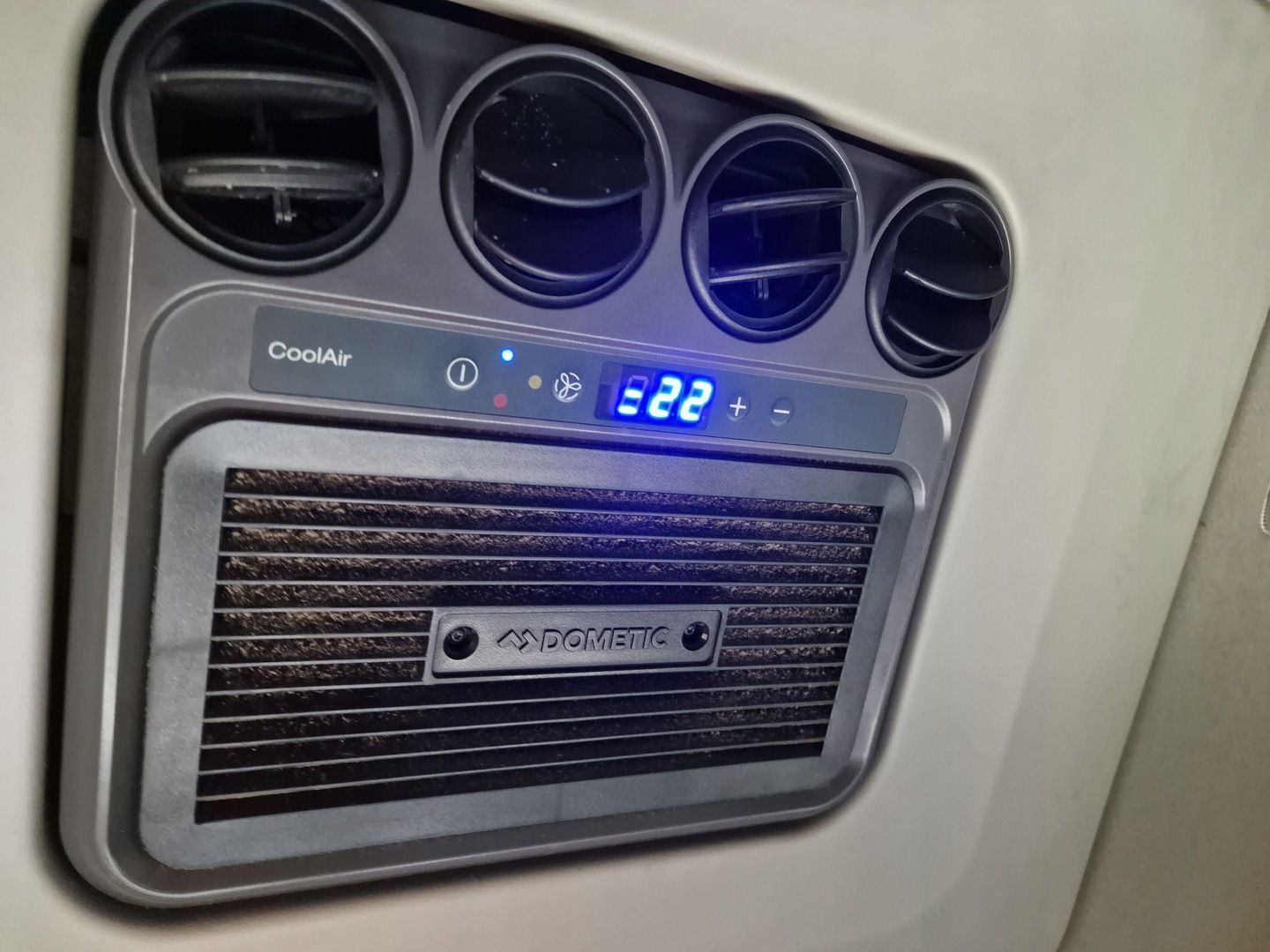 KLIMATYZACJA DACHOWA POSTOJOWA DOMETIC RT880 SCANIA