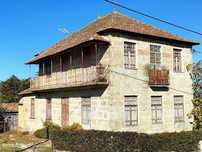 Casa para Recuperação em Chaves com Adega e Jardim Espaçoso