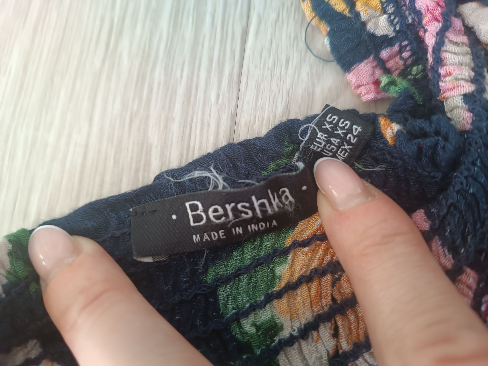 Bluzka z odkrytymi ramionami Bershka